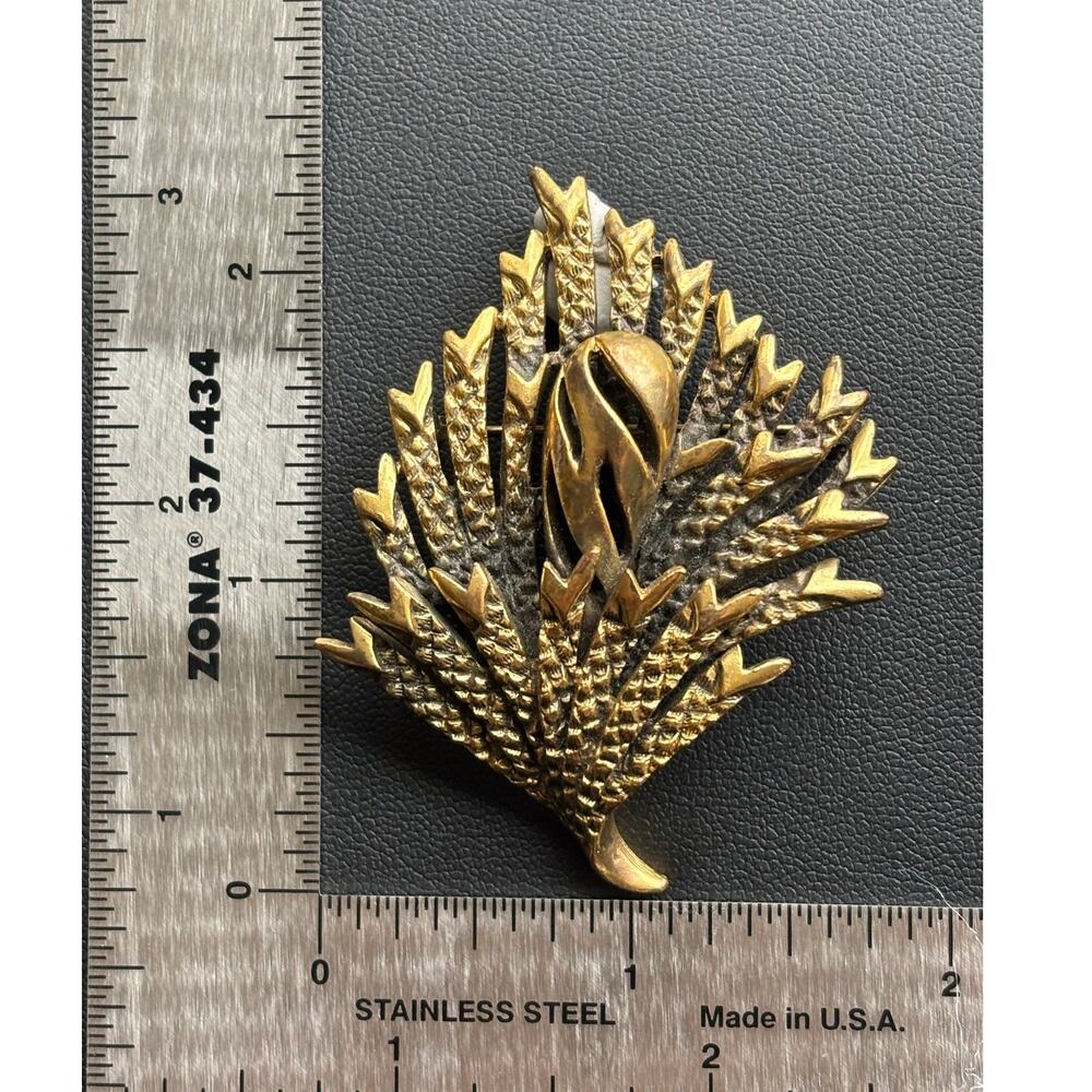 Vintage Big Gold Tone Metal Leaf Spray Brooch - Picture 3 of 5